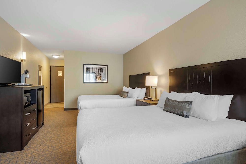Standard Room, 2 Queen Beds, Non Smoking, Refrigerator & Microwave - Photo 1