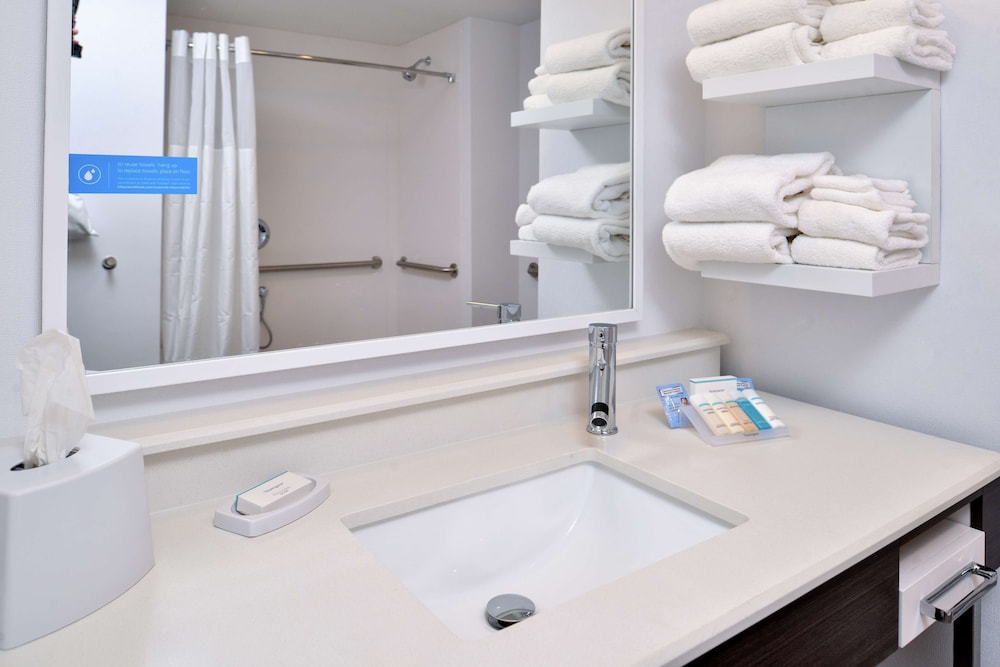 Room, 2 Queen Beds, Accessible - Photo 5