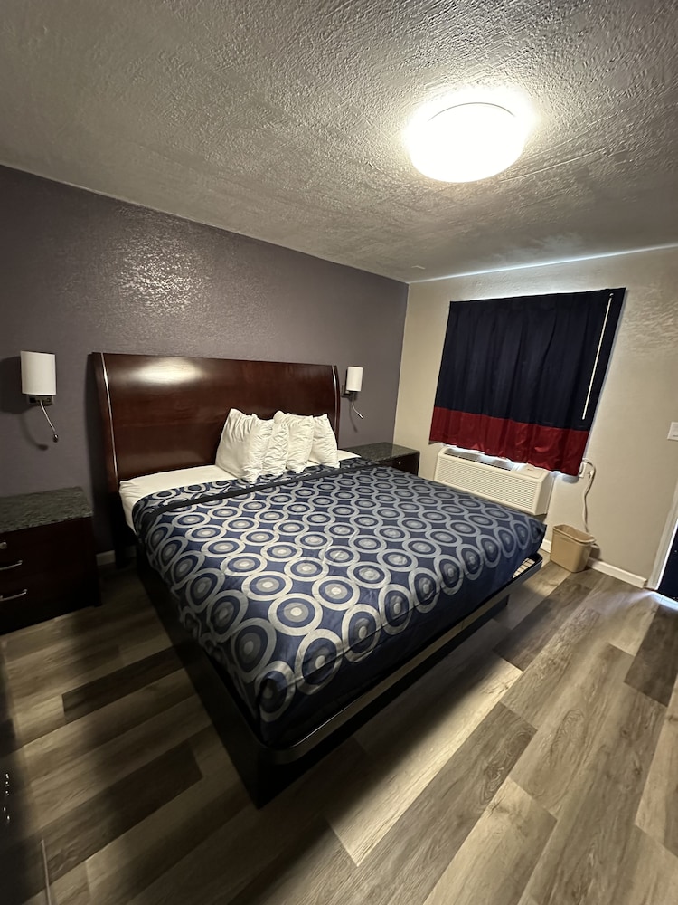 Standard Single Room, 1 King Bed photo 3