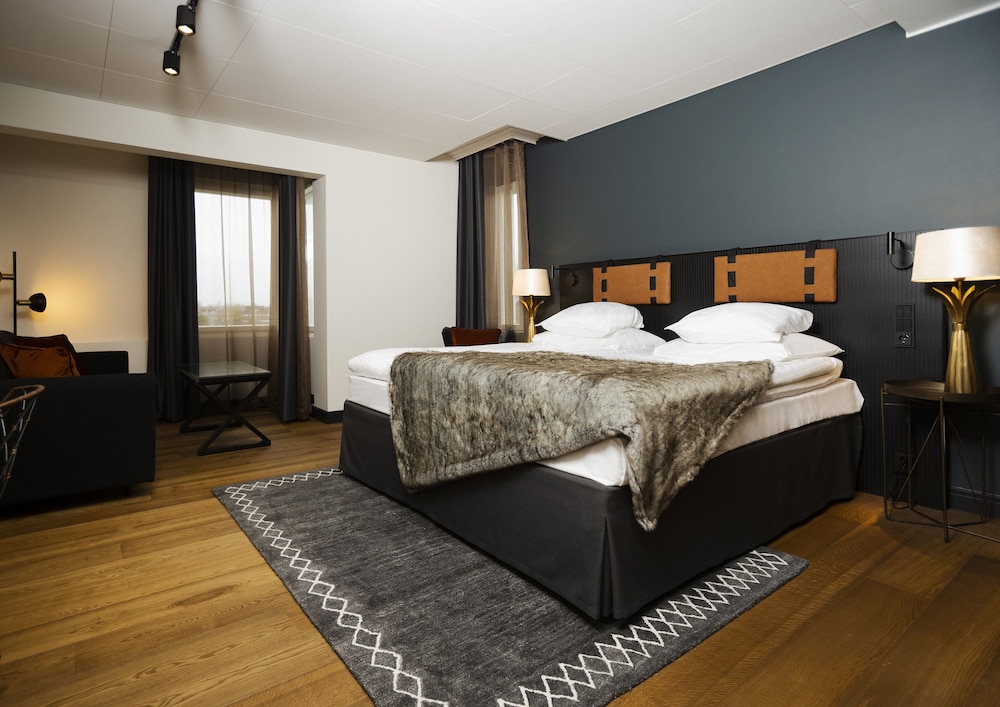 Superior Room, 1 King Bed (Two extra beds possible) photo 1