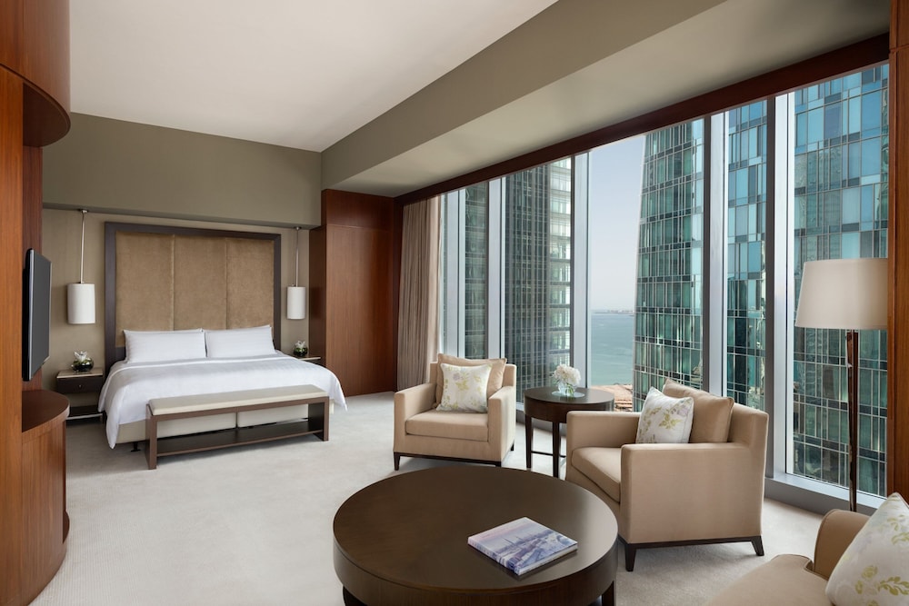 Executive Suite, 1 King Bed, Corner - Photo 1