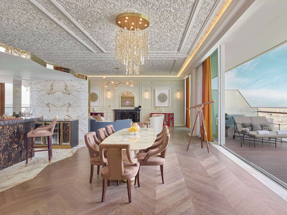 Suite (Parisian, 1 double and 2 twin beds) - Photo 8