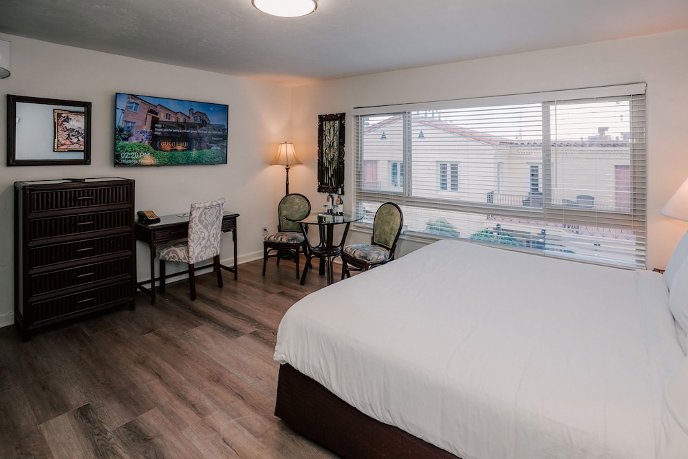 Deluxe Room, 1 King Bed photo 3