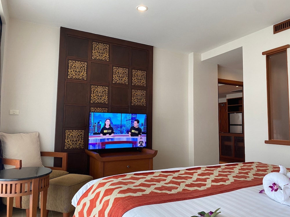 Royal Studio Suite, Pool View - Photo 2