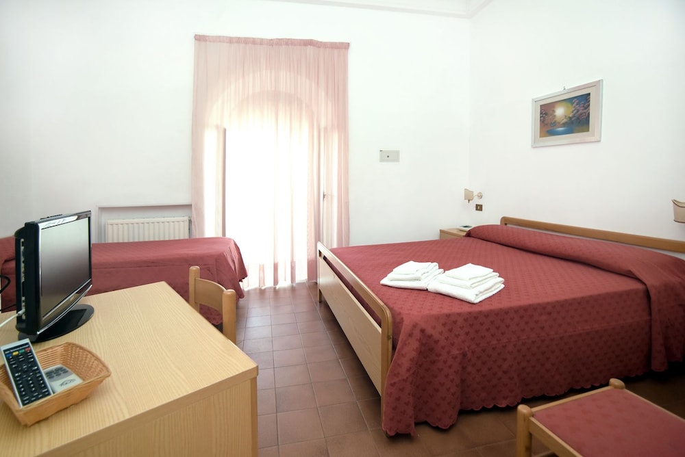 Economy Triple Room, 1 Bedroom, Ensuite photo 1
