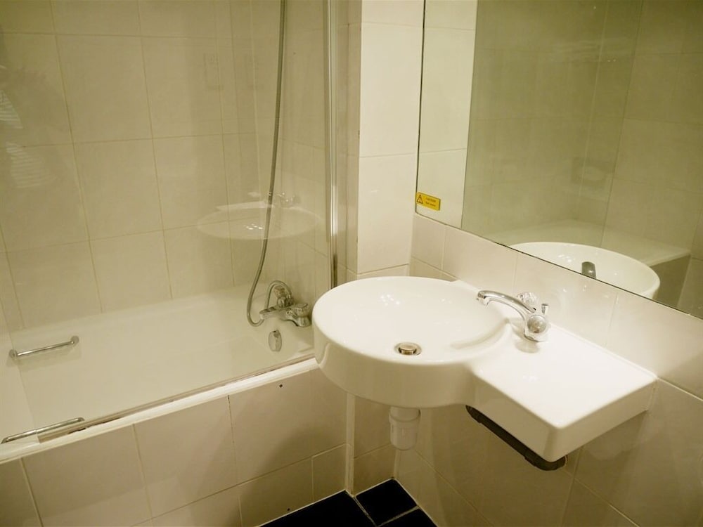 Standard Double Room, Ensuite photo 3