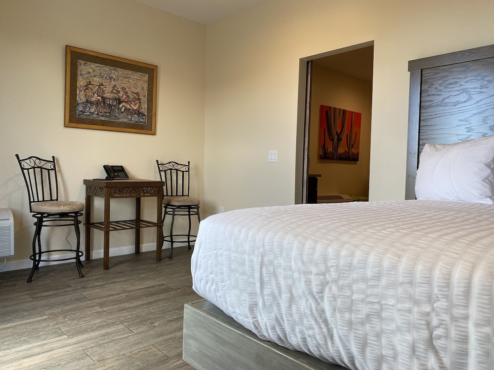 Comfort Suite, 1 King Bed, Fireplace, Valley View photo 3