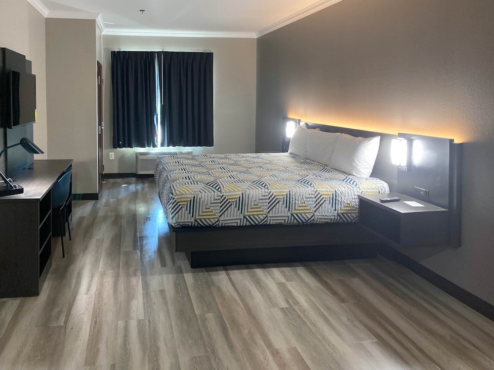 Standard Suite, 1 King Bed, Non Smoking - Photo 7