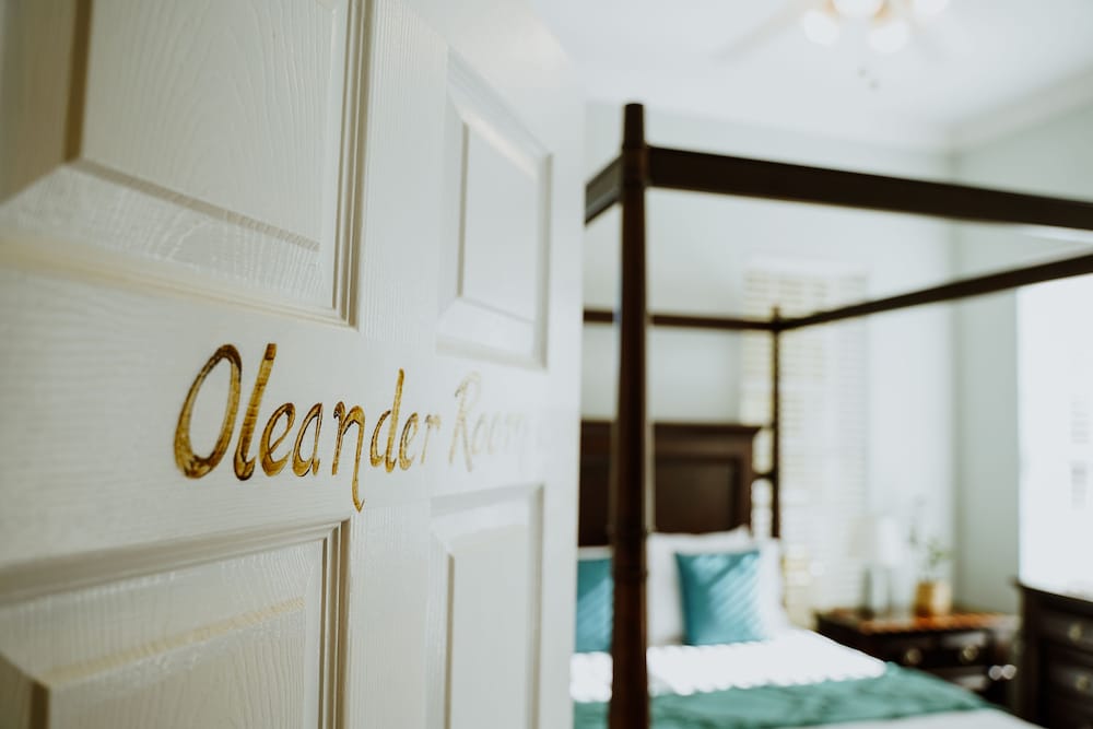 Classic Room, 1 Queen Bed (Oleander)
