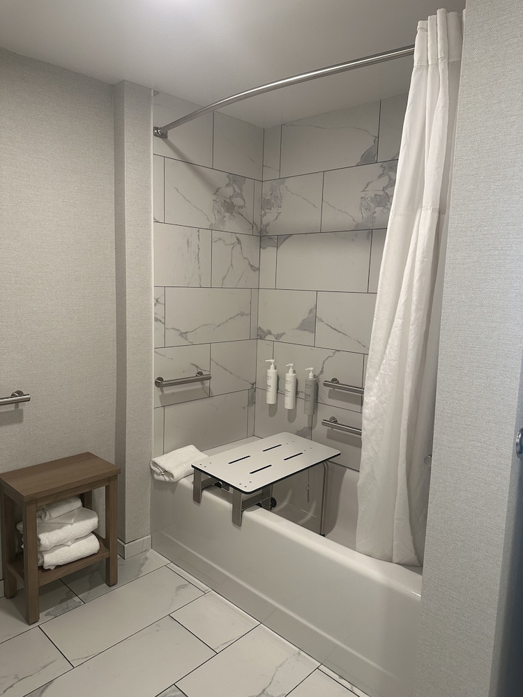 Oceanfront, 1 King Bed Suite, 1 Sofa Bed, Accessible, Bathtub, 9th Floor - Photo 16