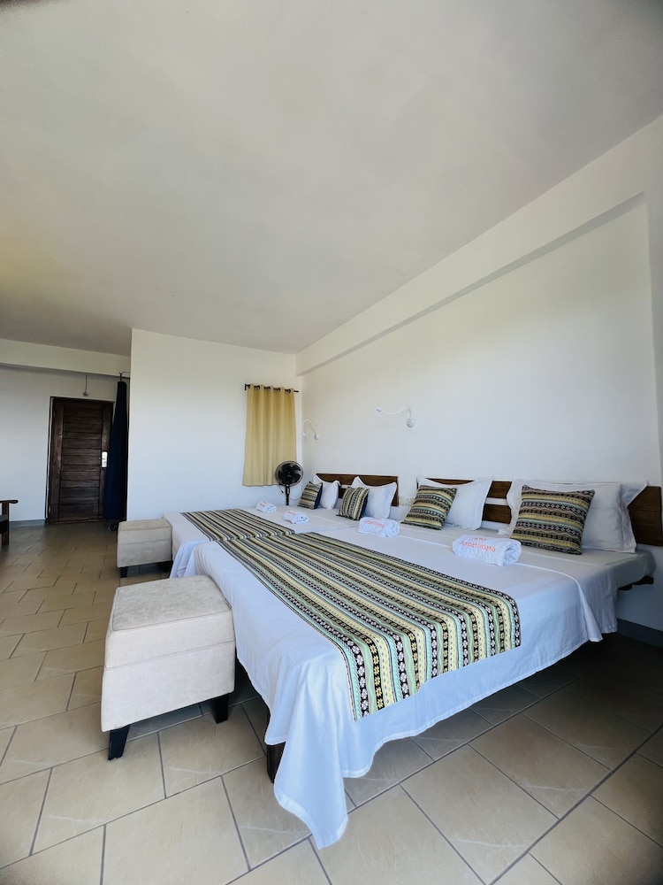 Family Room, Multiple Beds, Mountain View photo 2
