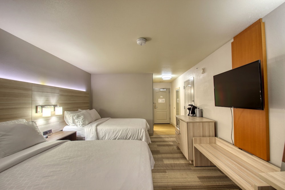 Standard Room, 2 Queen Beds - Photo 12