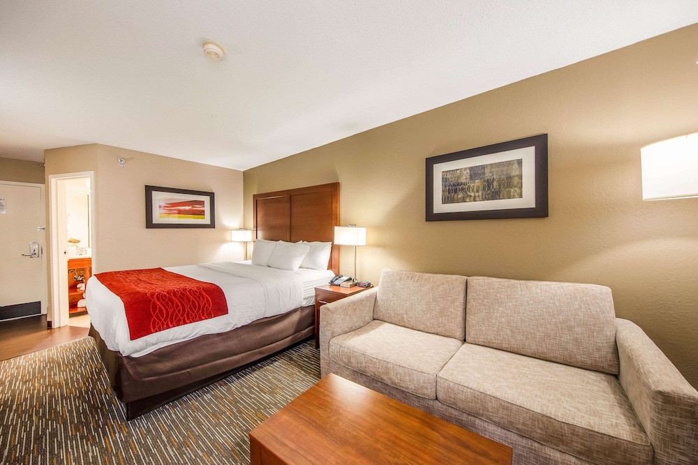 1 King Bed, Nonsmoking, Upgrade - Photo 2