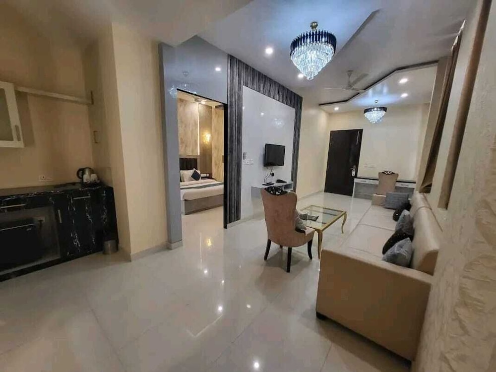 Suite - Photo 2