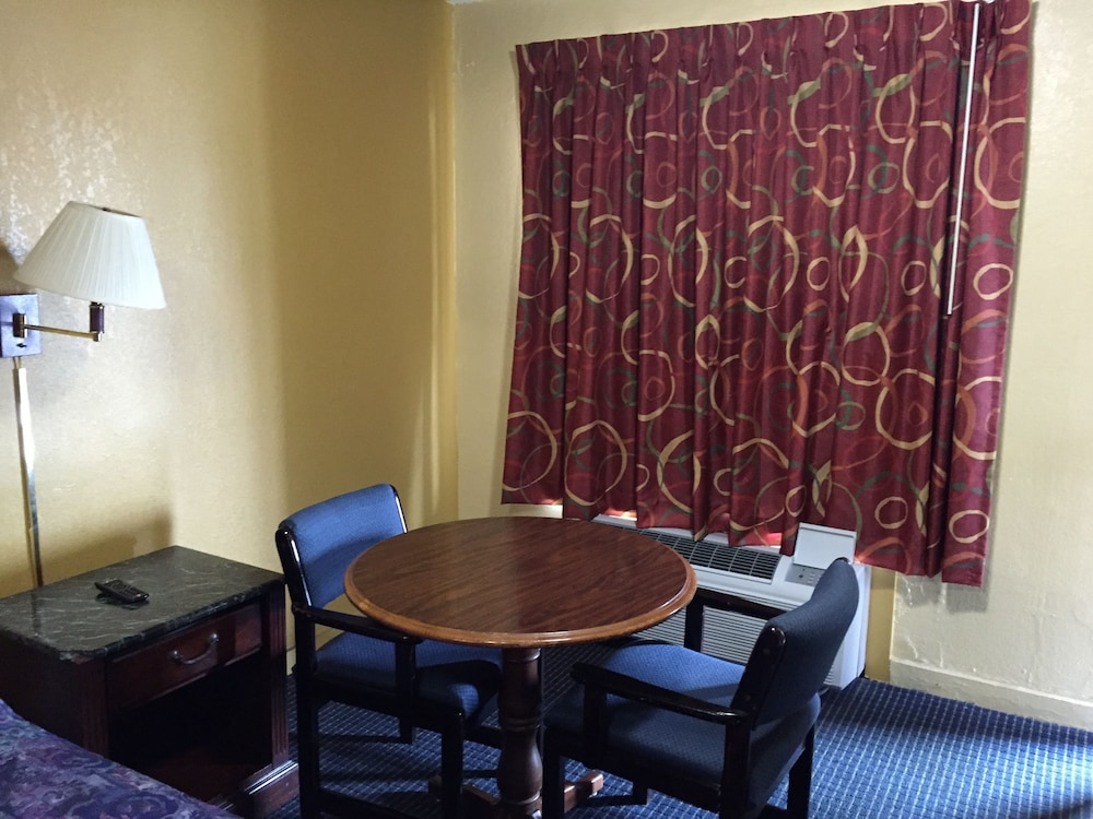 Standard Room, 1 King Bed, Non Smoking photo 3