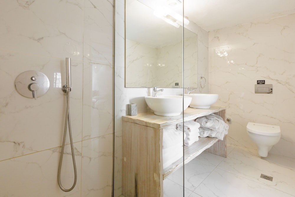 Deluxe Pool Suite photo 2