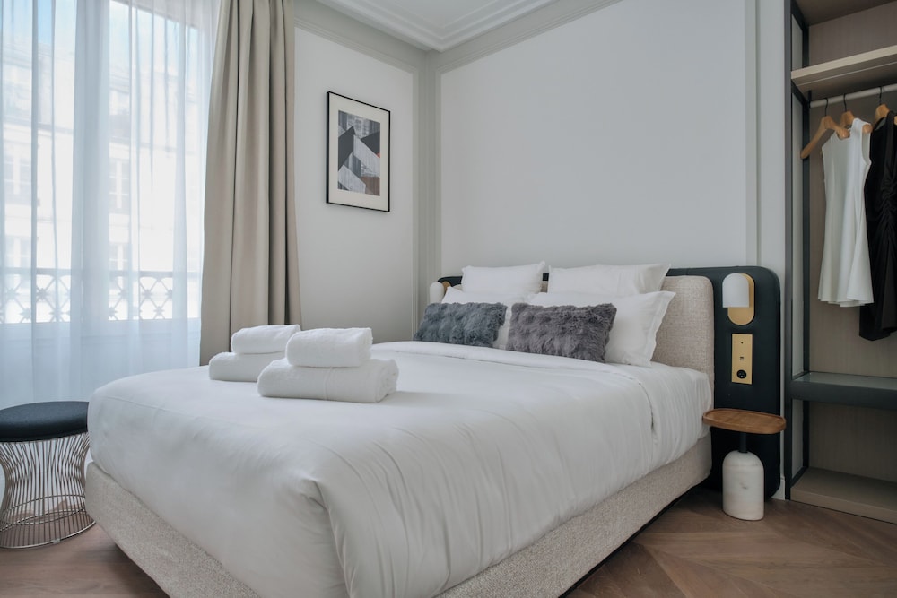 Deluxe One-Bedroom Apartment with City View 401 thumbnail 6