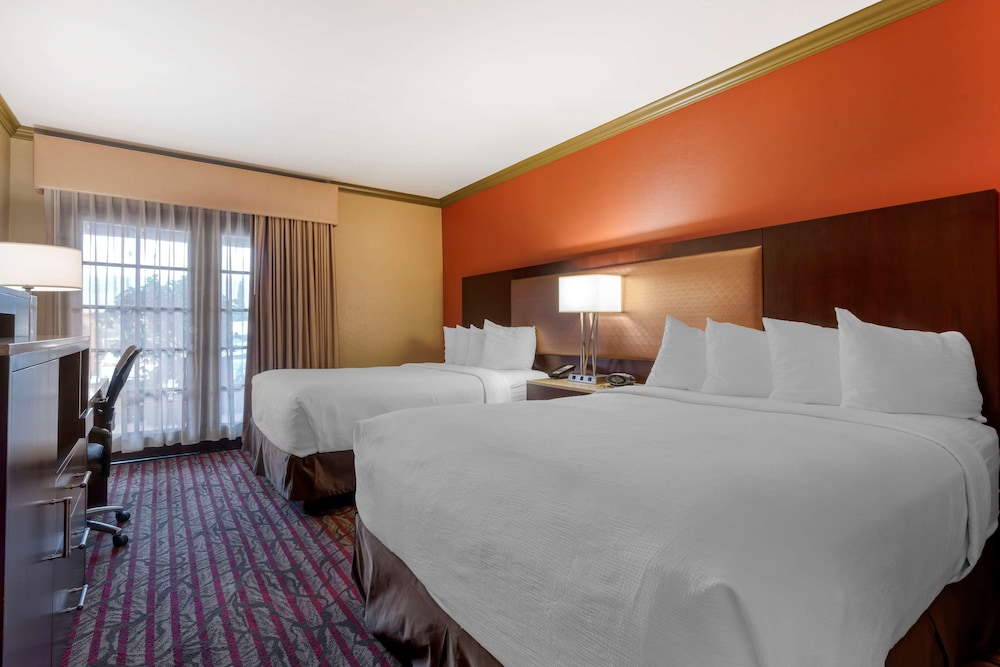 Standard Room, 2 Queen Beds, Non Smoking, Refrigerator & Microwave - Photo 3