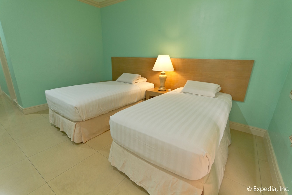twin bed room? it looks like the rest of two beds