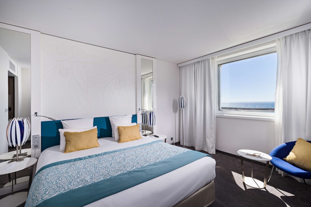 Superior Room, 1 King Bed, Sea View thumbnail 6