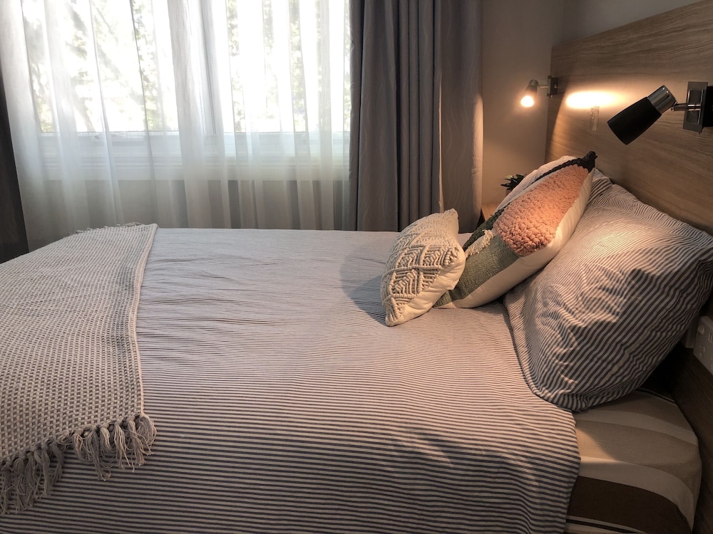 Comfort Room, 1 Queen Bed, Private Bathroom