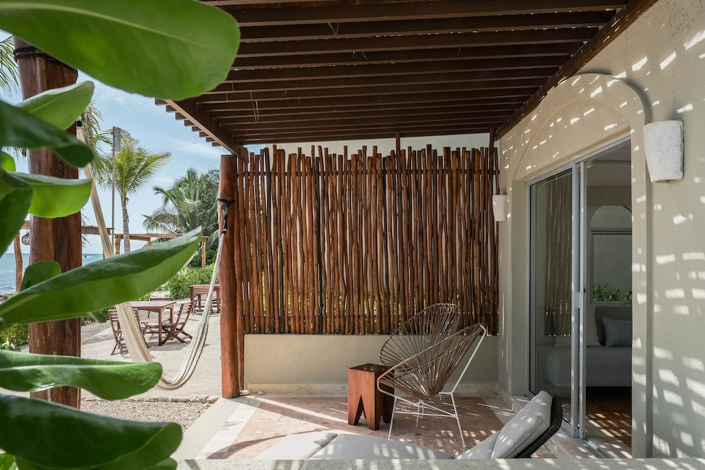 Junior Suite Beach Front thumbnail 5