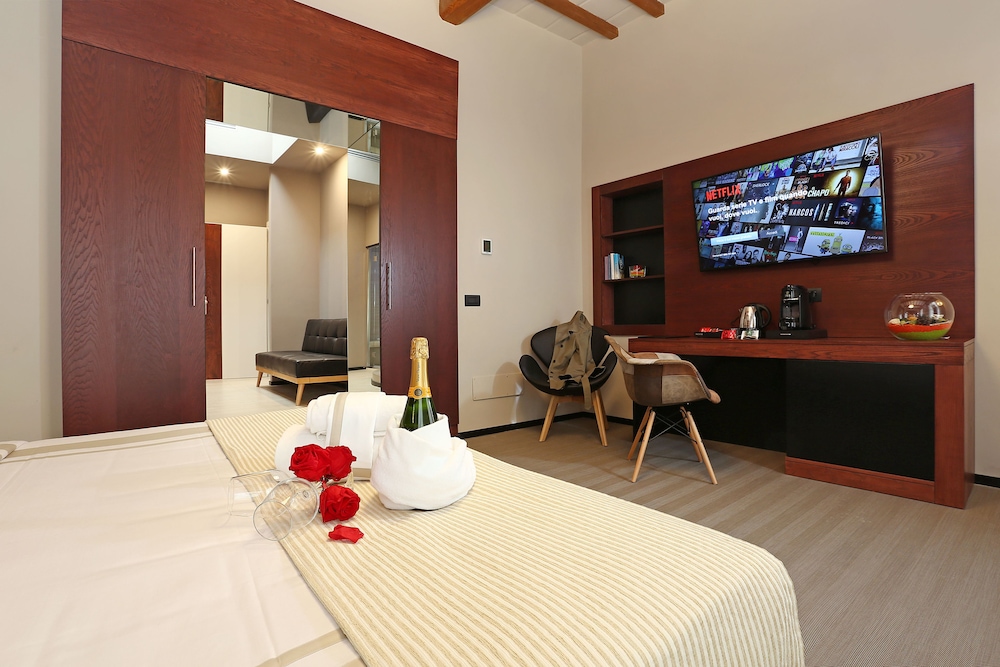Superior Room, 1 King Bed, Jetted Tub