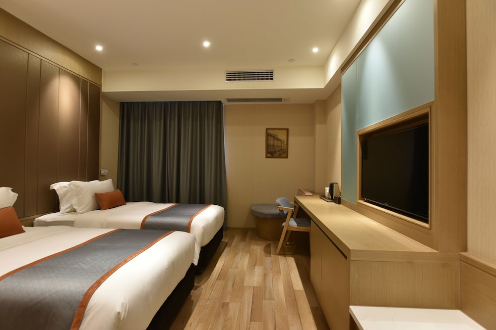 Deluxe Twin Bed photo 3