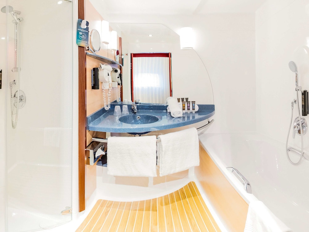 Executive Suite - Photo 2