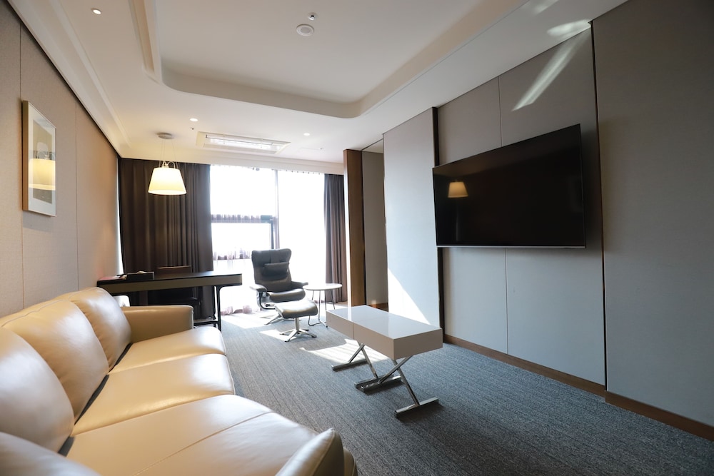 May Suite