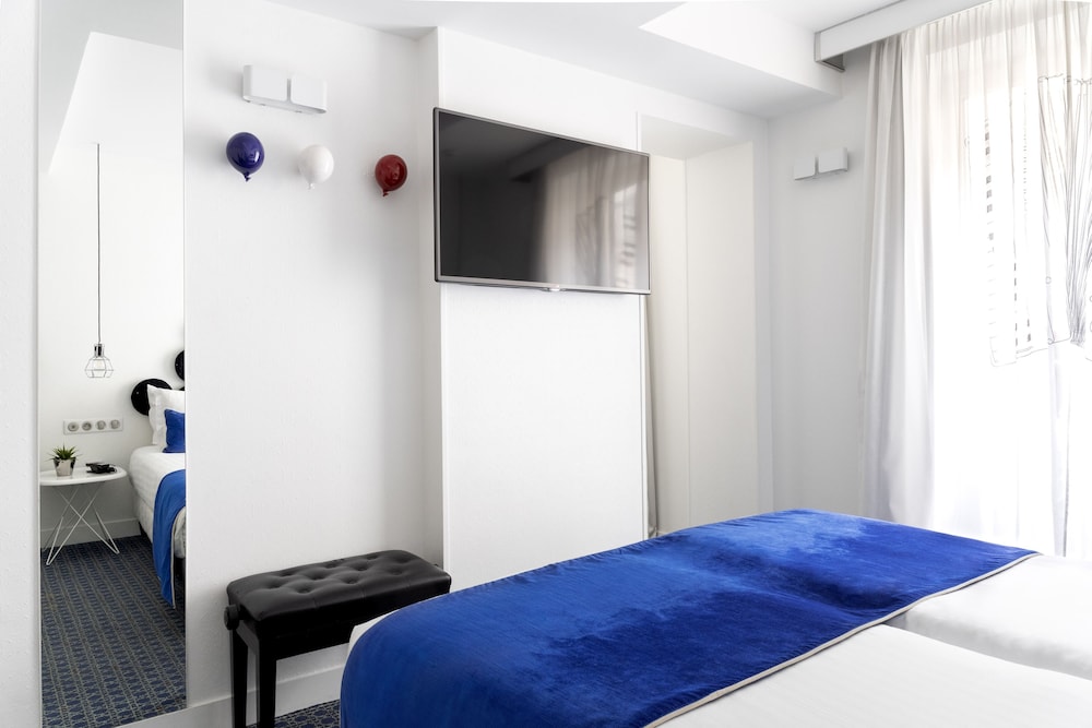 Standard Room with Twin Beds, includes soft minibar, courtesy tray, digital press photo 2