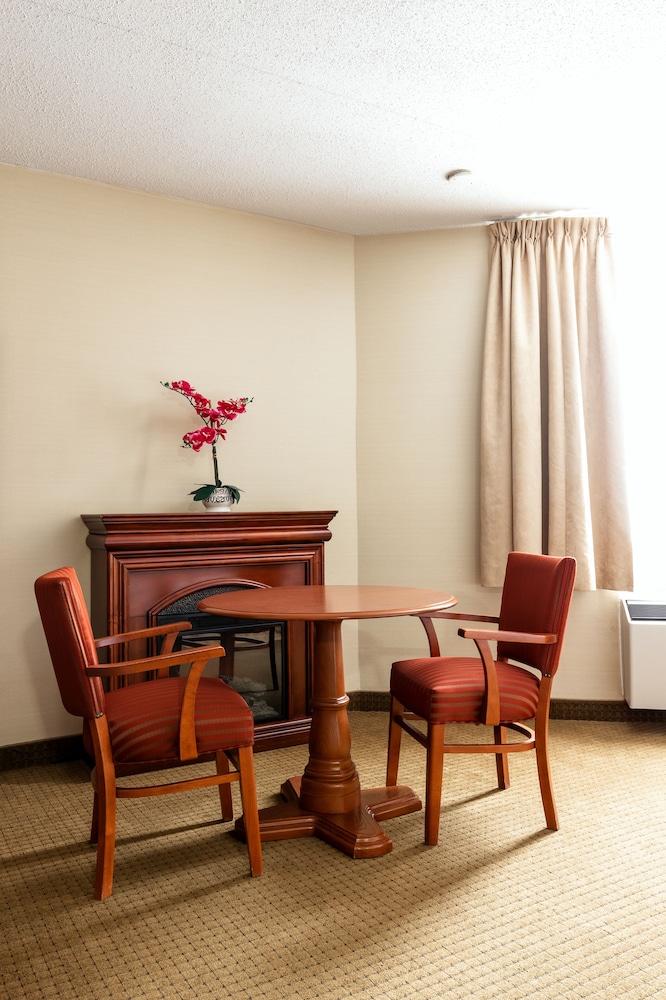 Traditional Room, 1 King Bed thumbnail 6