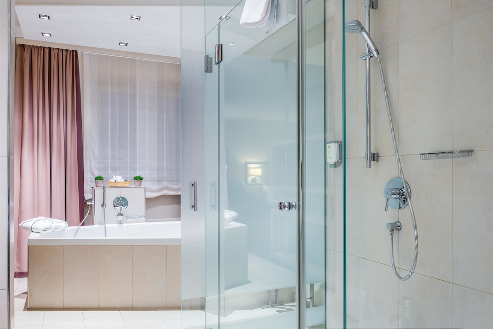 Suite, 2 Twin Beds, Bathtub - Photo 7