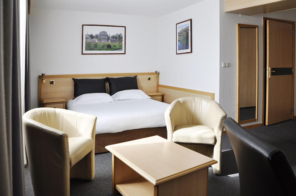 Economy Double Room, 1 Queen Bed (First) photo 2
