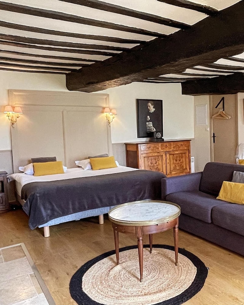 Studio Suite, Fireplace, Courtyard View