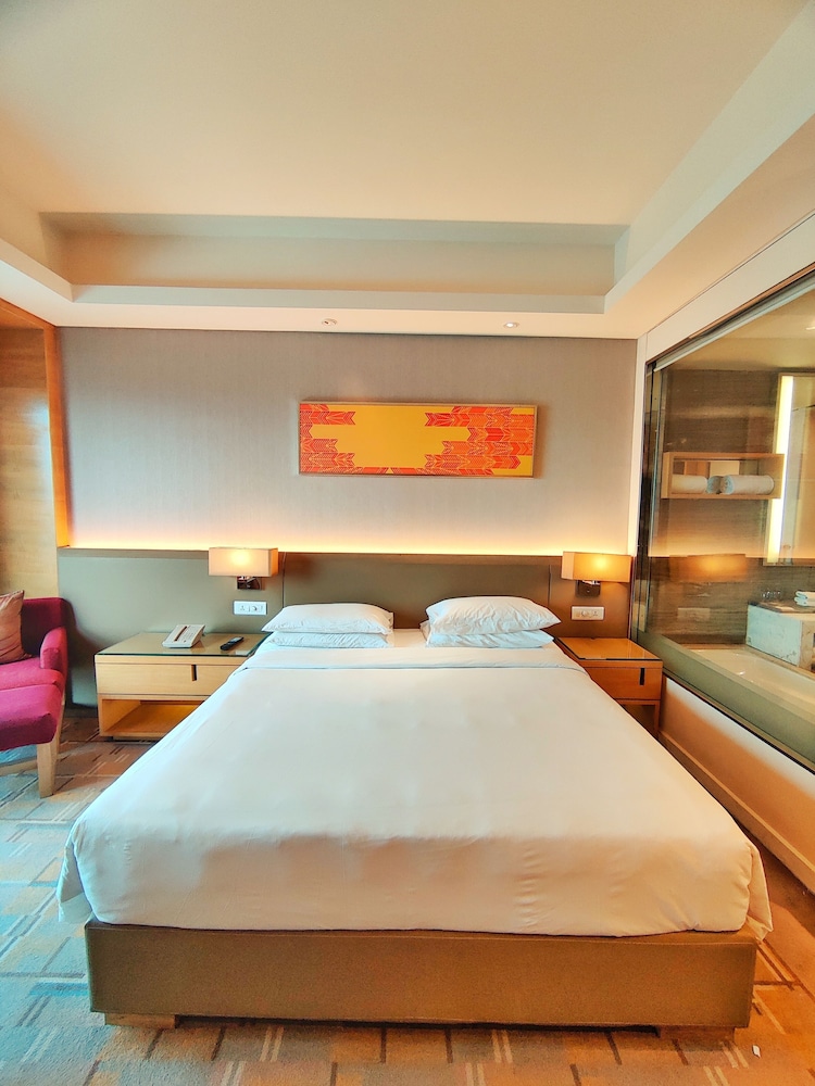 Regency Club with Lounge Access - King Bed