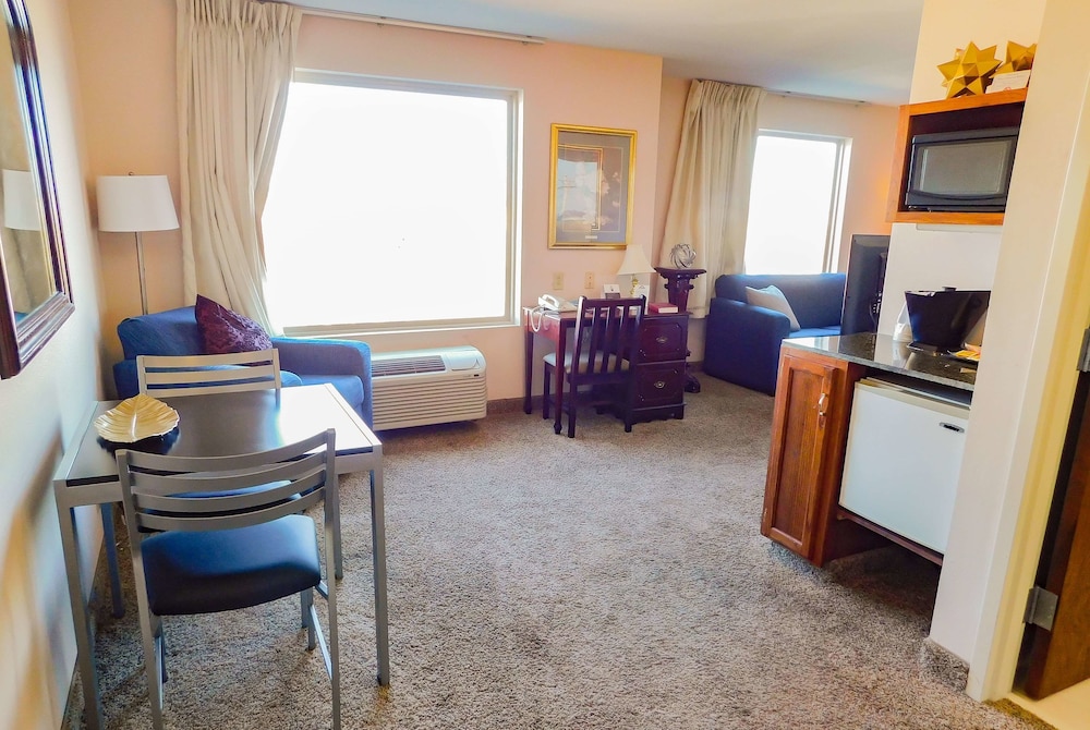 Superior Suite, 1 King Bed, Non Smoking photo 3