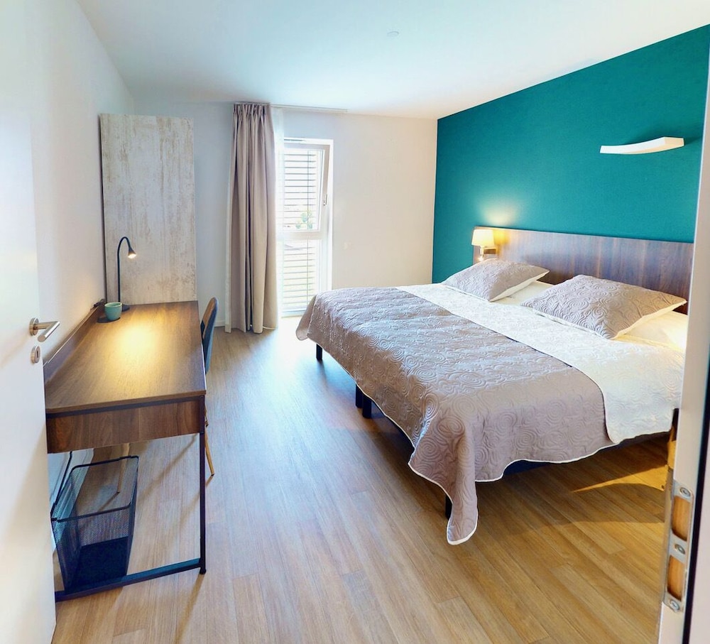 Standard Apartment, 1 Queen Bed, Accessible, Garden View photo 3