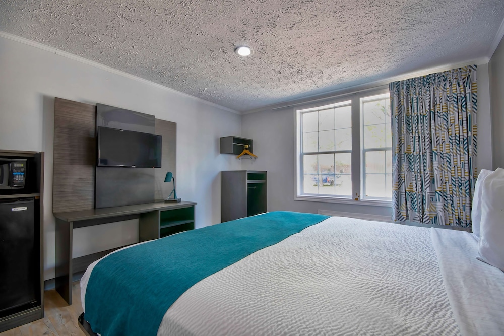 Deluxe Room, 1 King Bed, Non Smoking, Refrigerator & Microwave photo 1