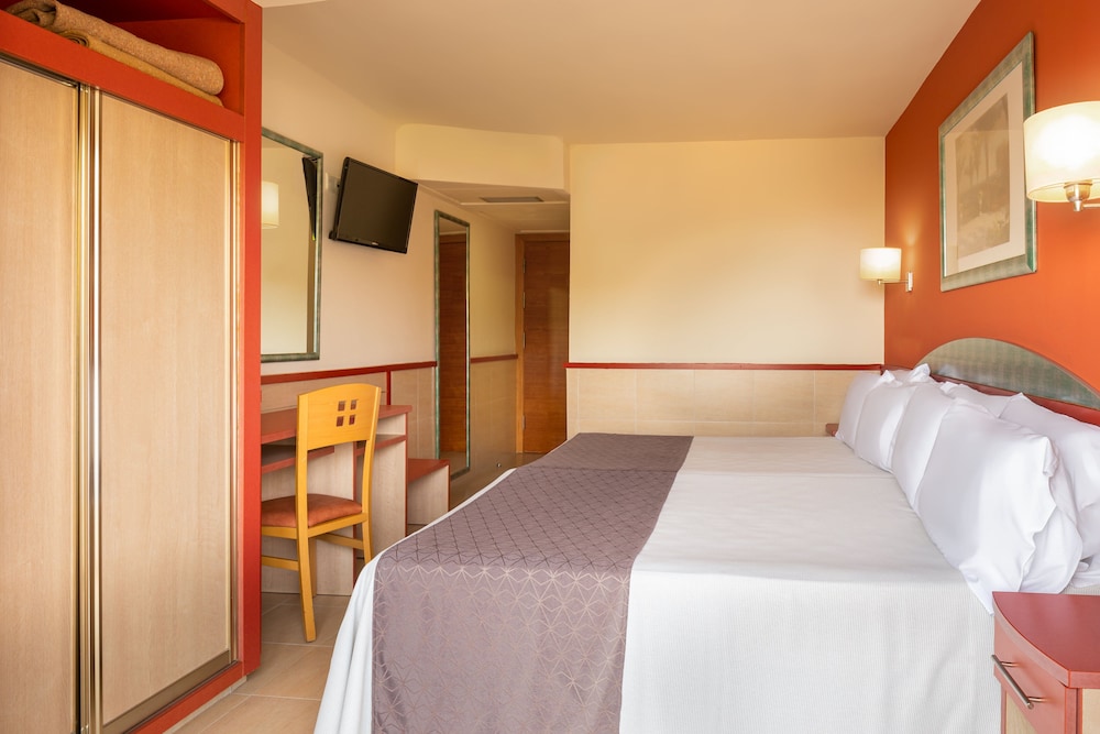 Twin Room, Balcony (2 Adults) - Photo 2
