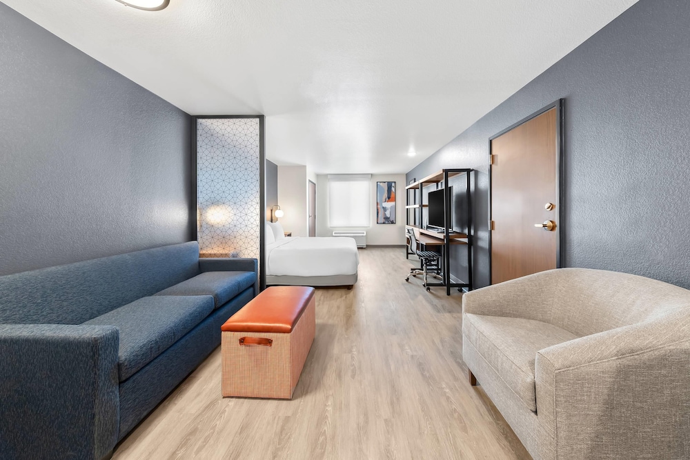 Suite, 1 King Bed, Accessible, Non Smoking photo 1