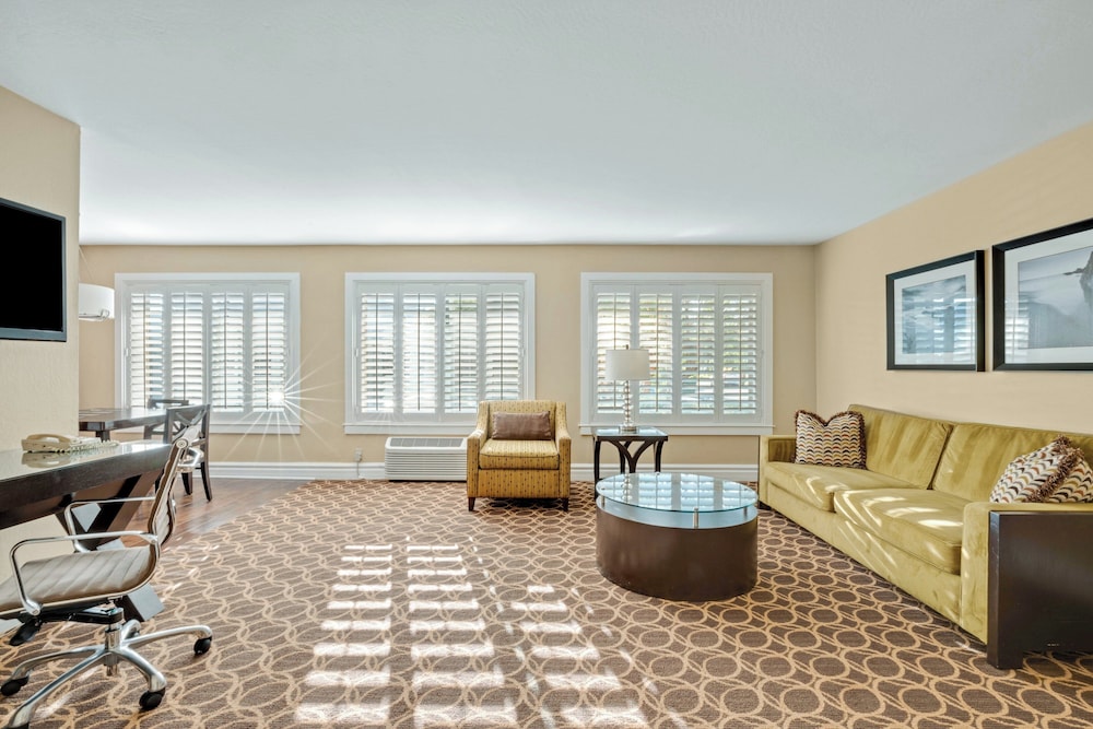 Suite, 1 Bedroom, Poolside (ADA) - Photo 7