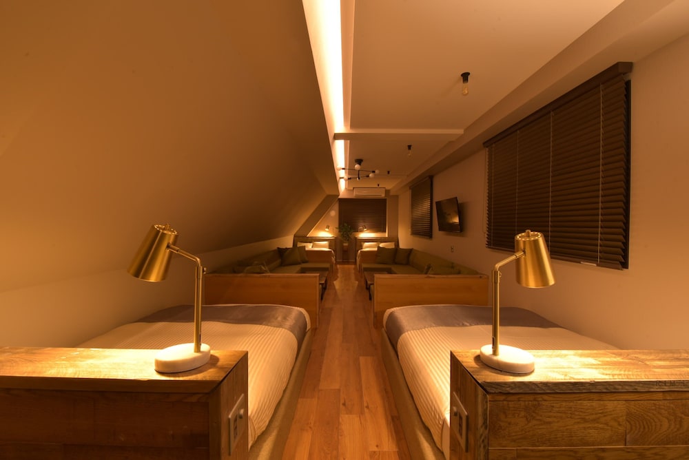 Deluxe Family Room thumbnail 5