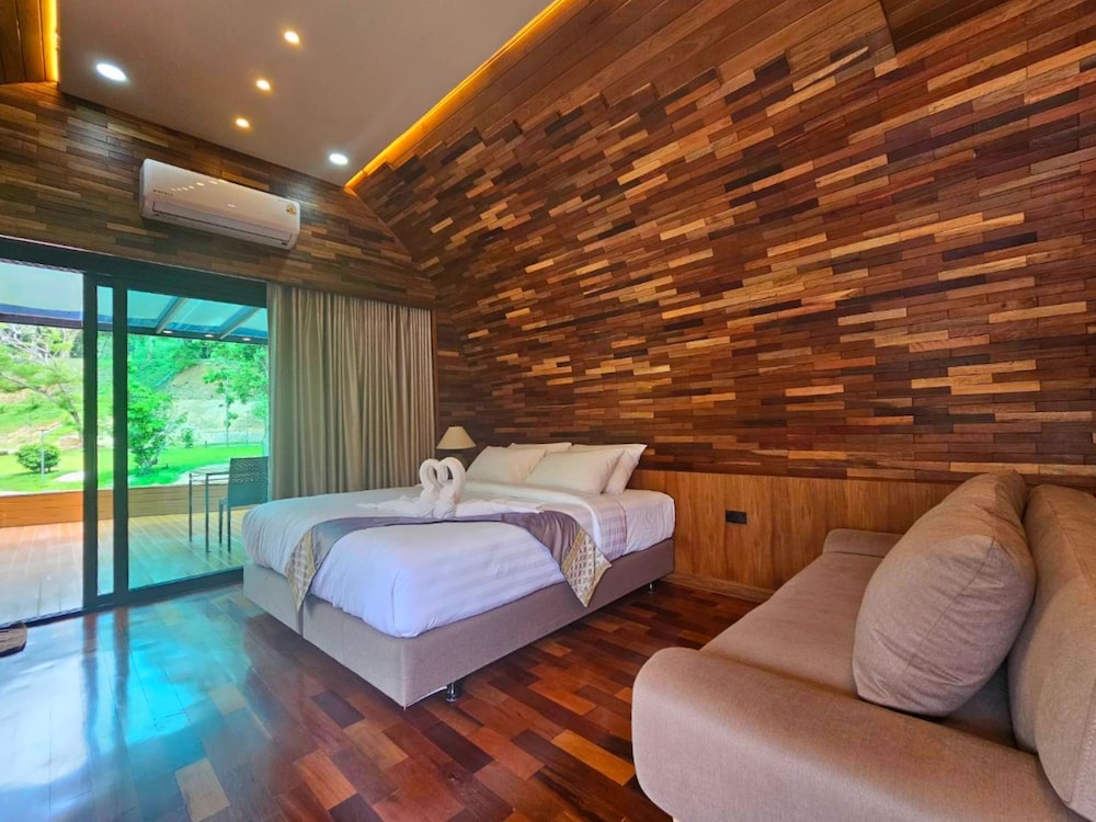 Executive Room, Balcony, River View - Photo 13