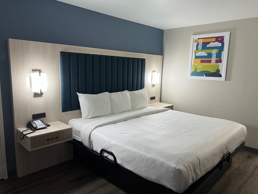 Standard Room, 1 King Bed, Non Smoking - Photo 7