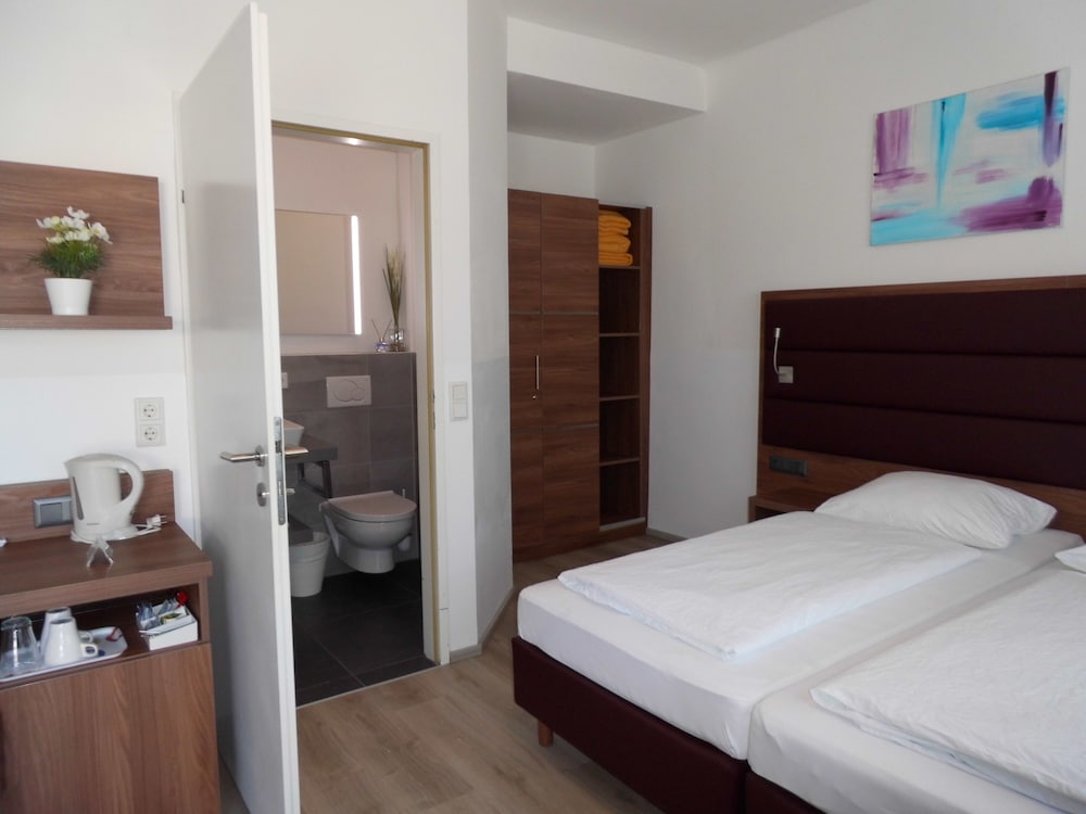 Motel: Twin room plus (extra bed when booked for 3 persons, own street-side entrance) photo 3