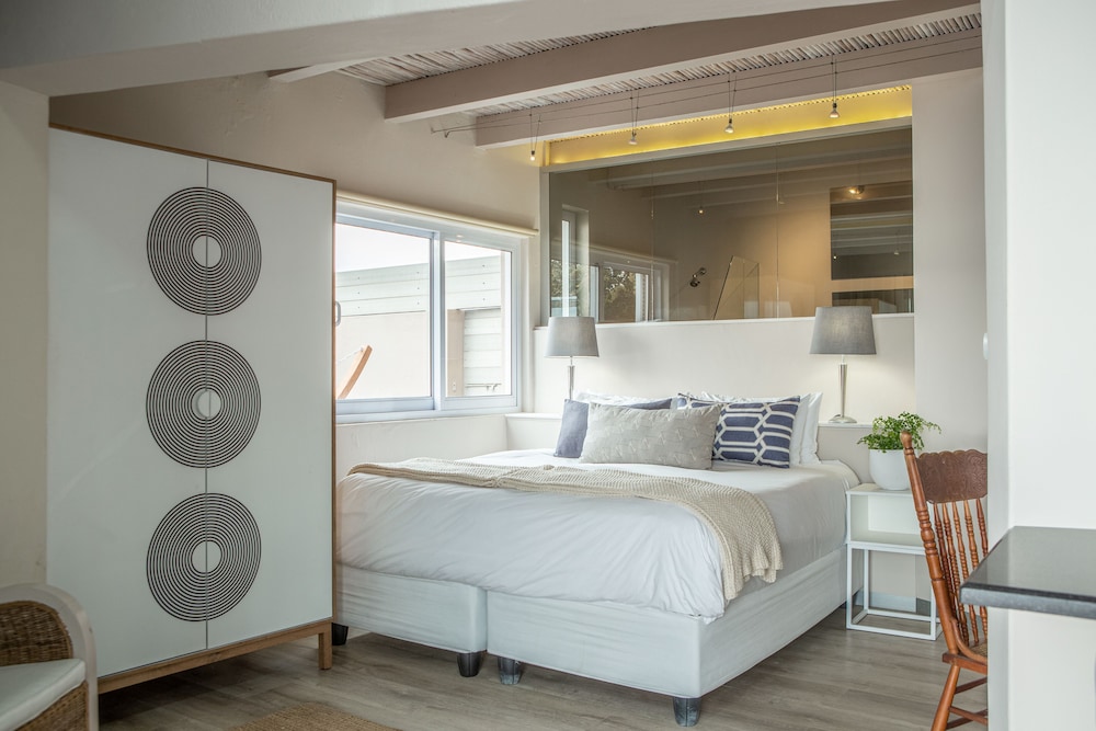 Suite, Ocean View, Poolside photo 1