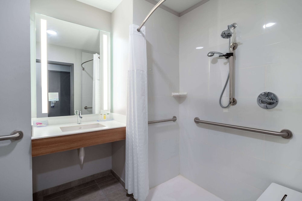Suite, 1 King Bed, Accessible, Non Smoking - Photo 6