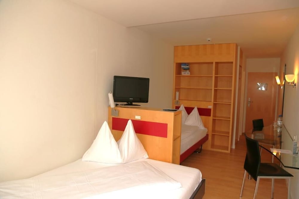 Basic Twin Room - Photo 2