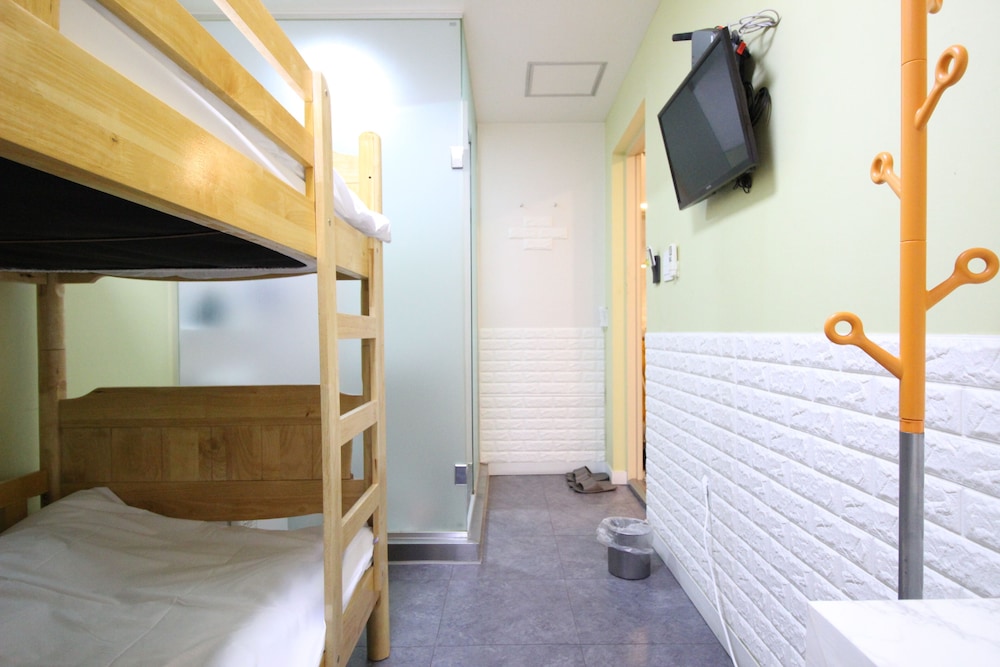 Economy Twin Room, No Windows - Photo 8